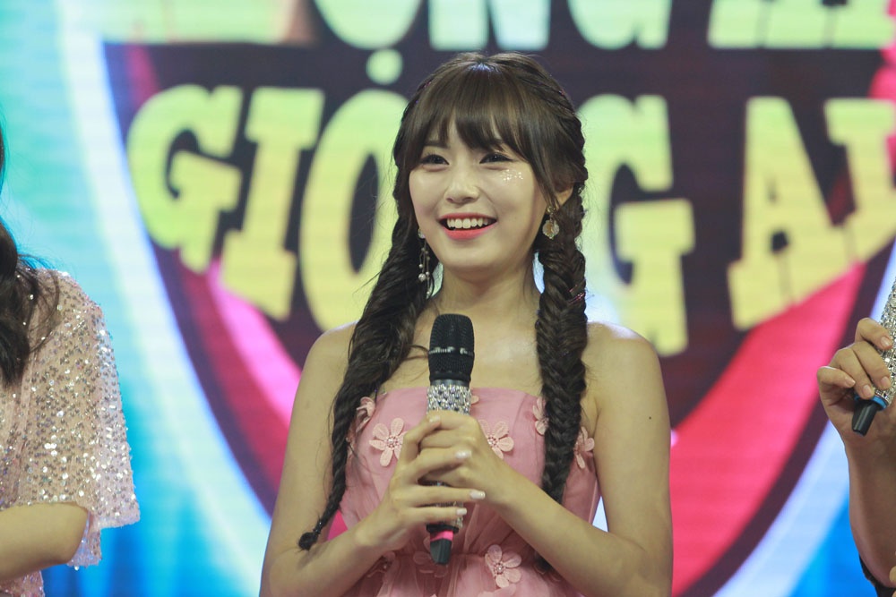 Hot girl Han dong MV Noo Phuoc Thinh khoe giong ngot ngao cung Jang Mi hinh anh