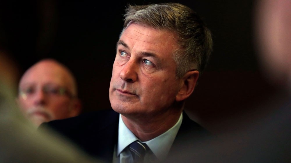 Alec Baldwin giao nop dien thoai de phuc vu dieu tra hinh anh