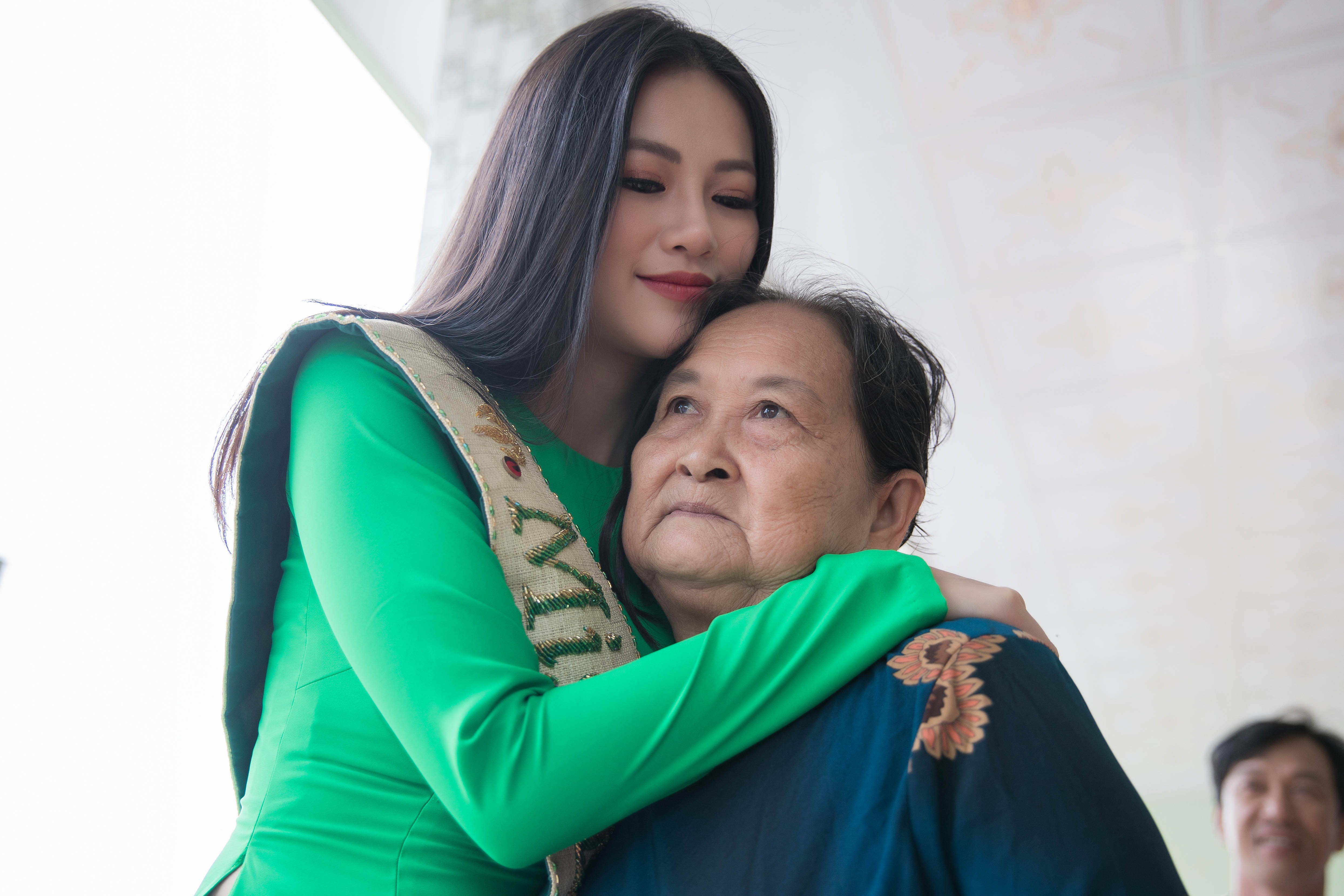 Hoa hau Phuong Khanh om cham ba ngoai khi ve que Ben Tre hinh anh