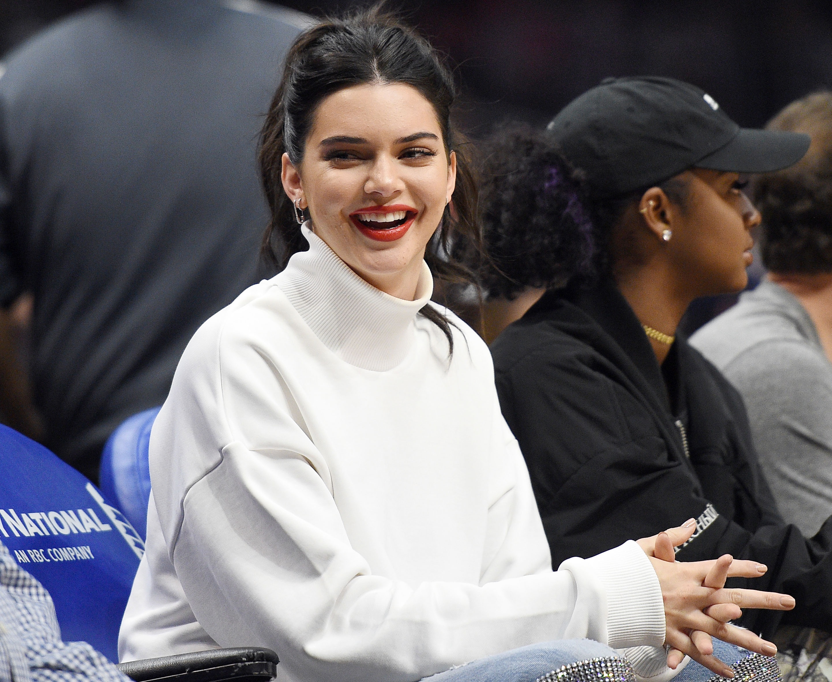 10.000 nguoi ky don de nghi cam Kendall Jenner di xem thi dau bong ro hinh anh