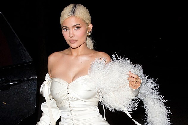 Kylie Jenner khoe nhan dinh hon cung ban trai Travis Scott hinh anh