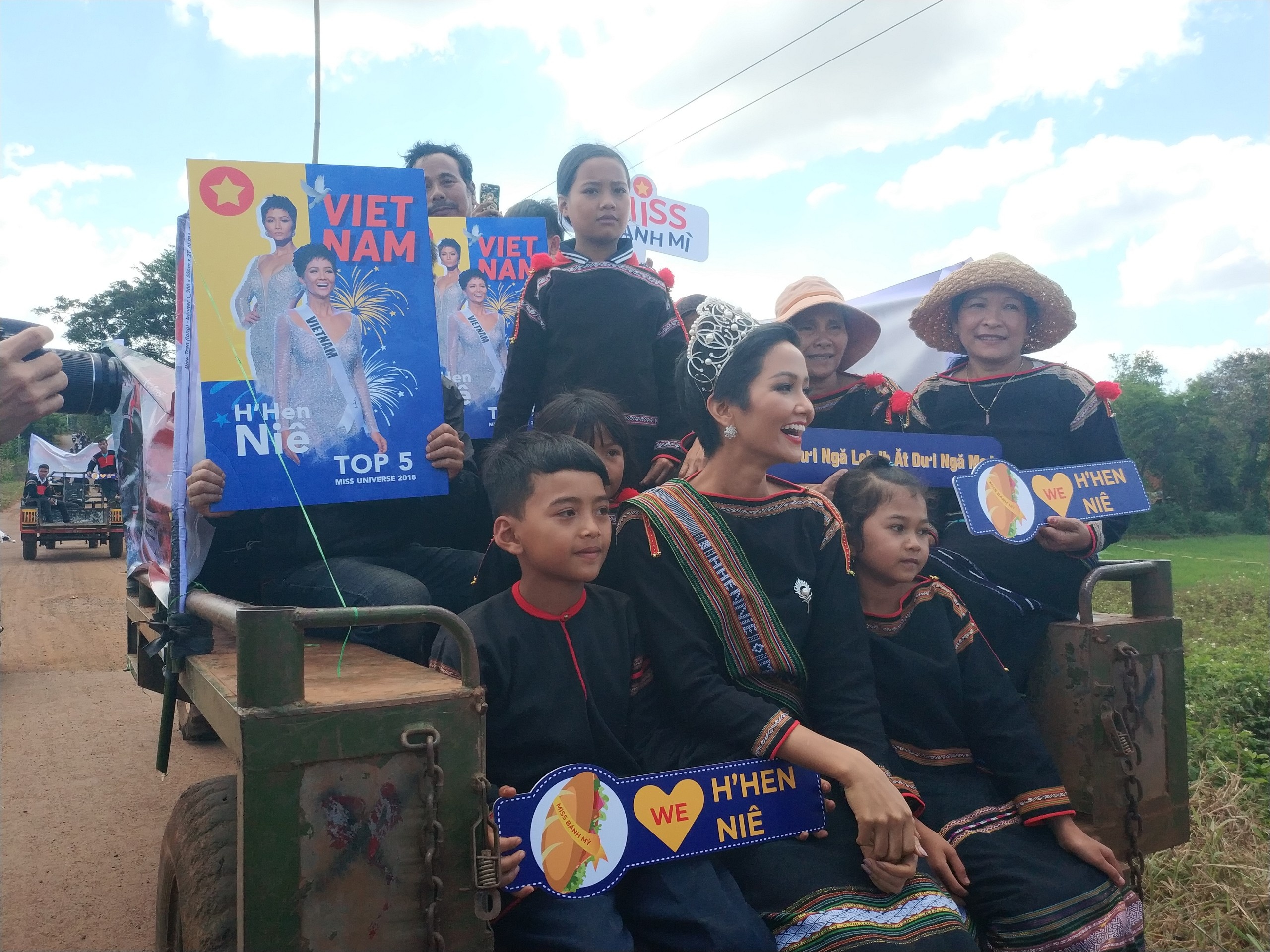 Ba con E De dua H'Hen ve buon lang bang xe cong nong hinh anh