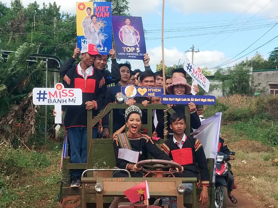 H'Hen Nie cam lai cong nong ve tham buon lang hinh anh