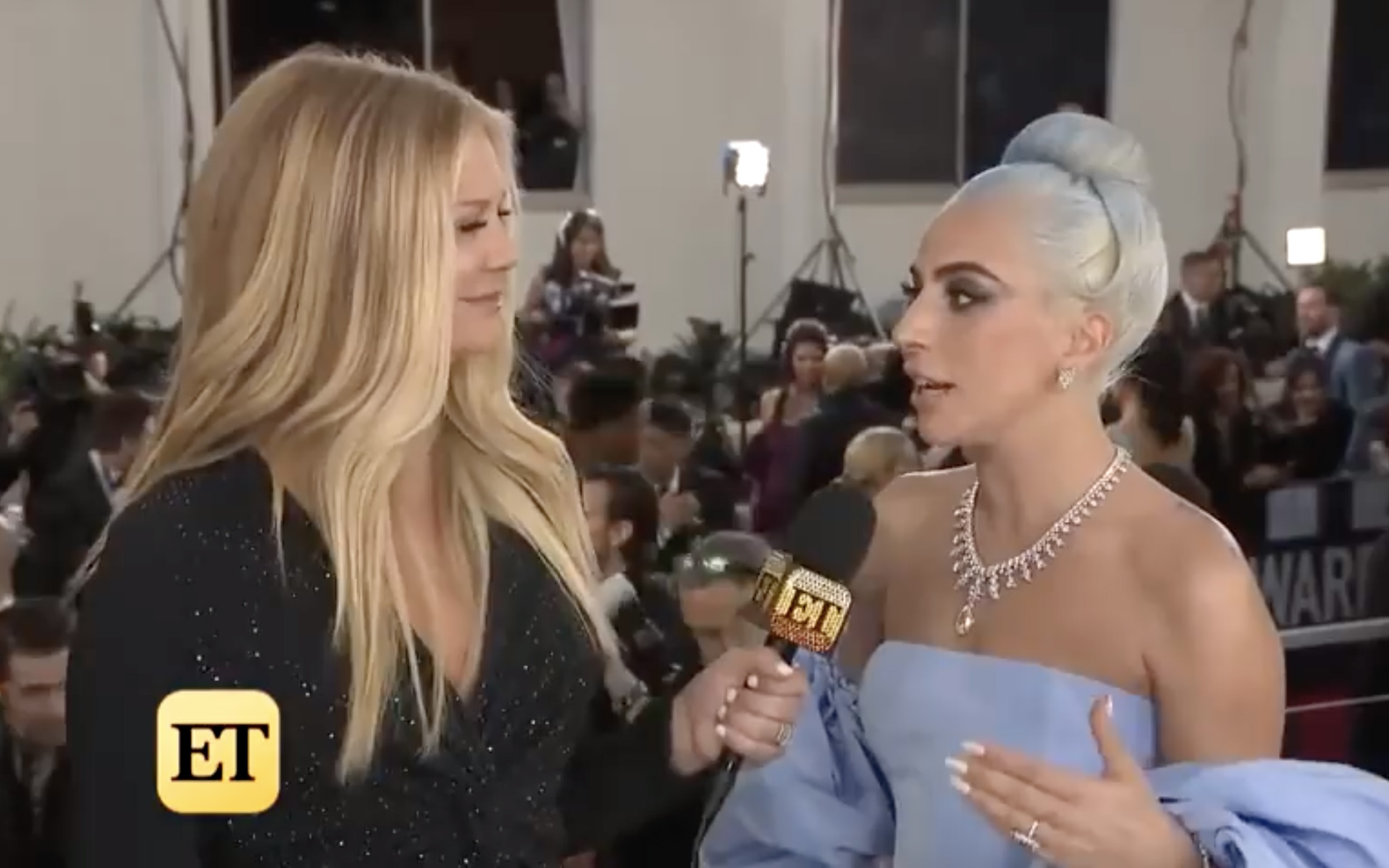 Lady Gaga nap nang luong bang mon an Viet Nam khi du Qua cau vang hinh anh