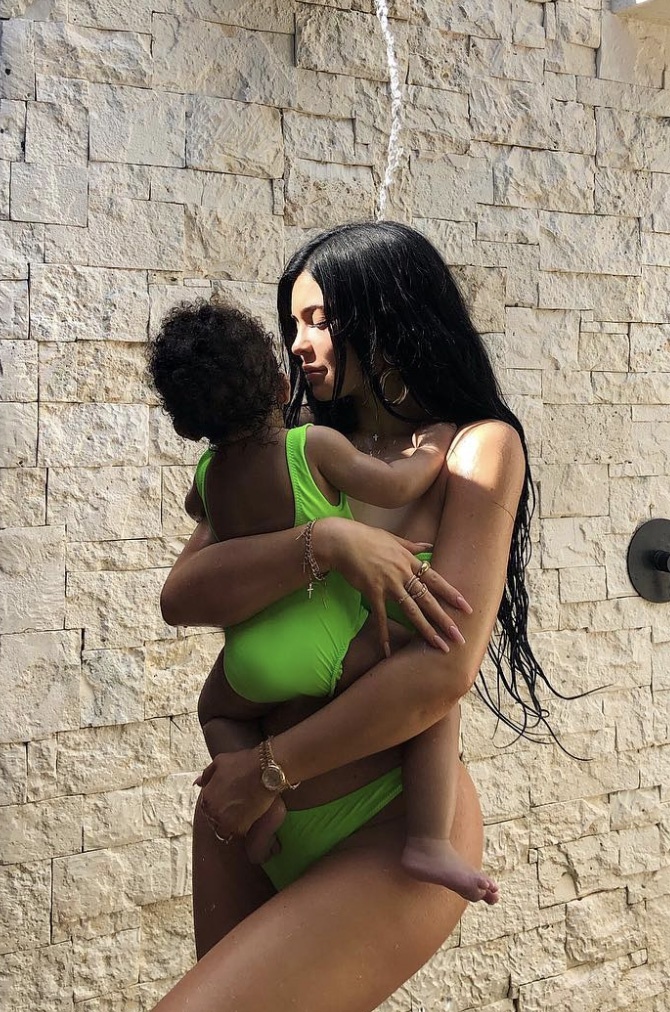 Kylie Jenner khoe ảnh gặp con gái mặc biniki ảnh 1 Kylie Jenner khoe anh gap con gai mac biniki anh 1