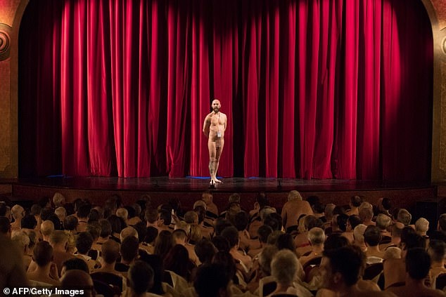 Vở kịch khỏa thân thu hút hàng trăm khán giả nude ảnh 1 Vo kich khoa than thu hut hang tram khan gia nude anh 1