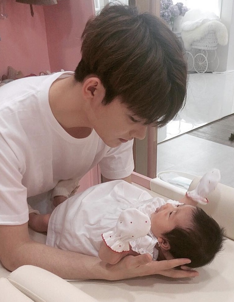 Chong tre lan dau khoe hinh con dau long voi Hoa hau Han hon 18 tuoi anh 1