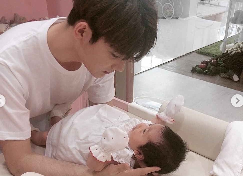 Chong kem 18 tuoi cua Hoa hau Han Quoc khoe anh con dau long hinh anh