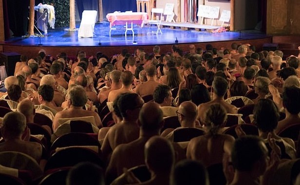 Hang tram khan gia khoa than xem kich nude tai Phap hinh anh