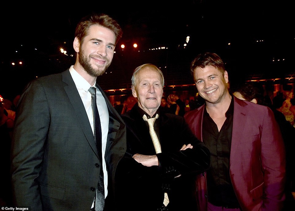 Miley Cyrus lan dau xuat hien cung chong sau dam cuoi anh 7