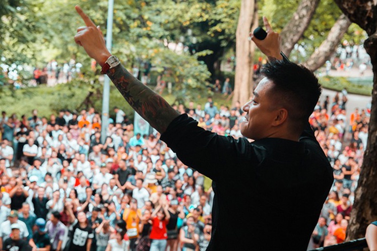 Nhung lan ca si Viet hat live ngau hung o noi cong cong gay chu y hinh anh