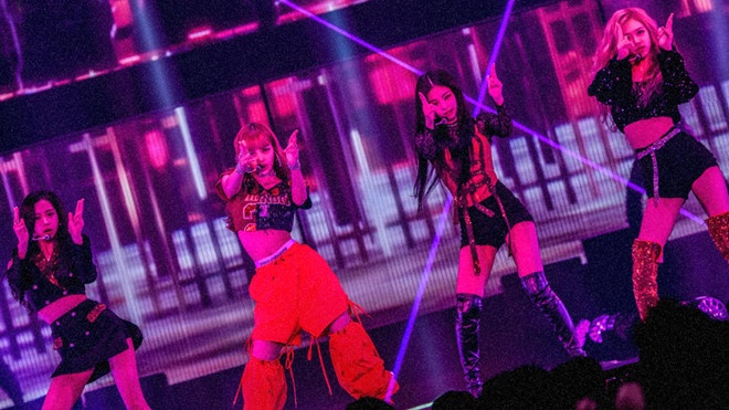 Fan Black pink qúa khích khi gặp thần tượng tại Philippines ảnh 2 Fan Black pink qua khich khi gap than tuong tai Philippines anh 2