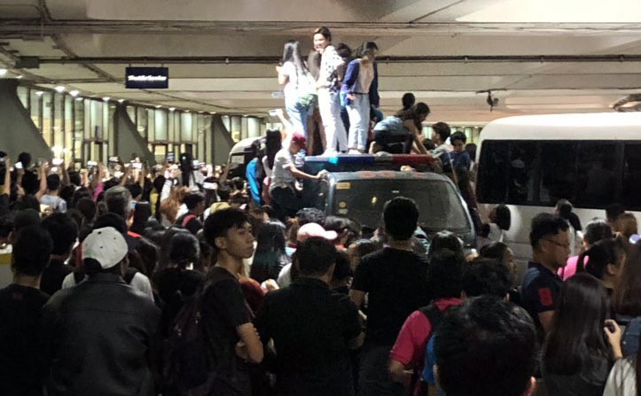 Fan Black Pink tai Philippines treo len noc xe, ruot duoi than tuong hinh anh