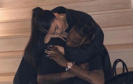 Kylie Jenner mot minh den co vu ban trai Travis Scott o Super Bowl hinh anh