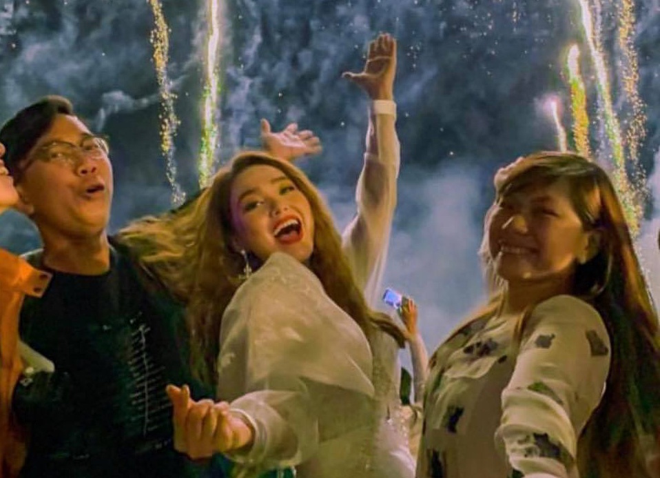 Sao Viet don giao thua am ap cung gia dinh, ban be hinh anh