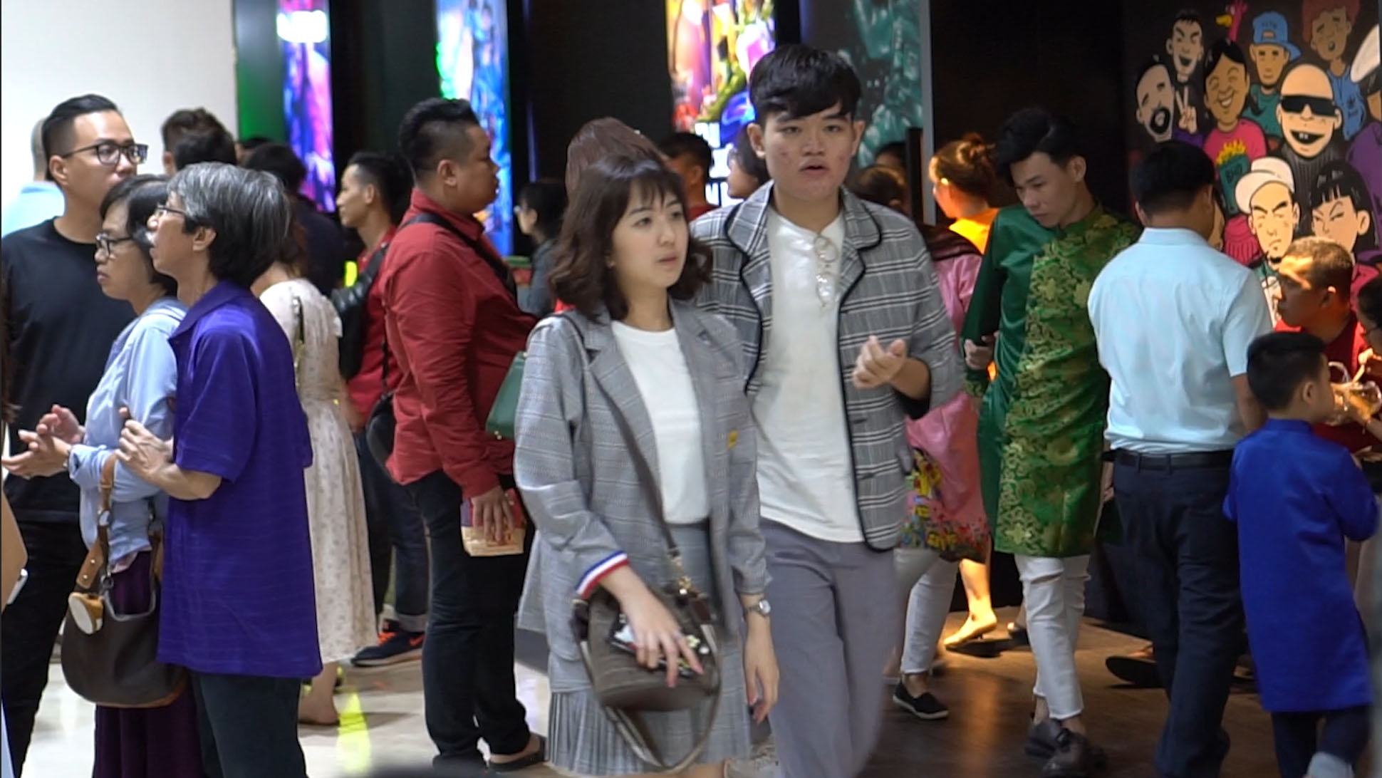 Gioi tre Sai Gon do xo di xem phim ngay mung 1 Tet hinh anh