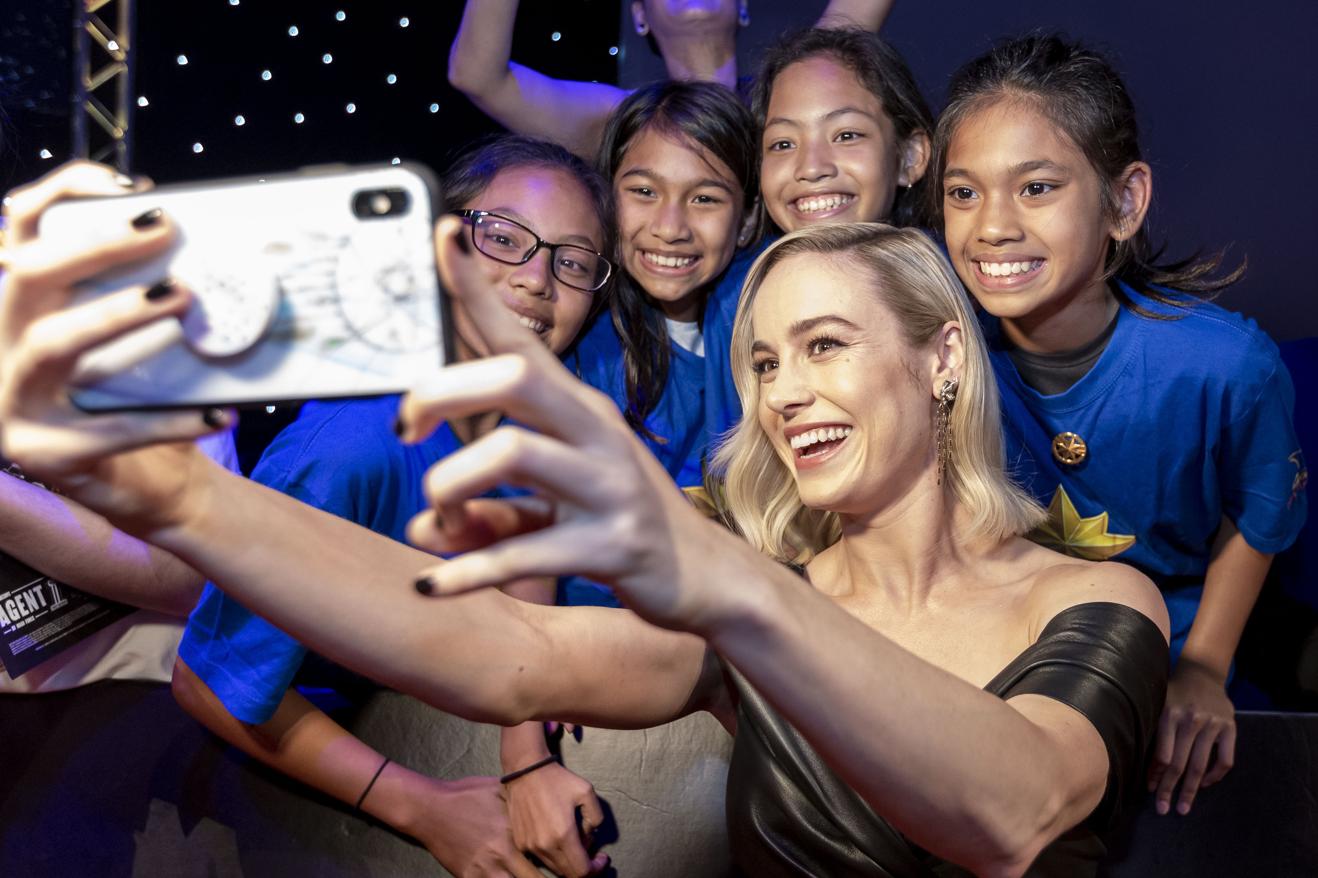 Hang nghin nguoi dan Singapore chao don dan sao 'Captain Marvel' hinh anh