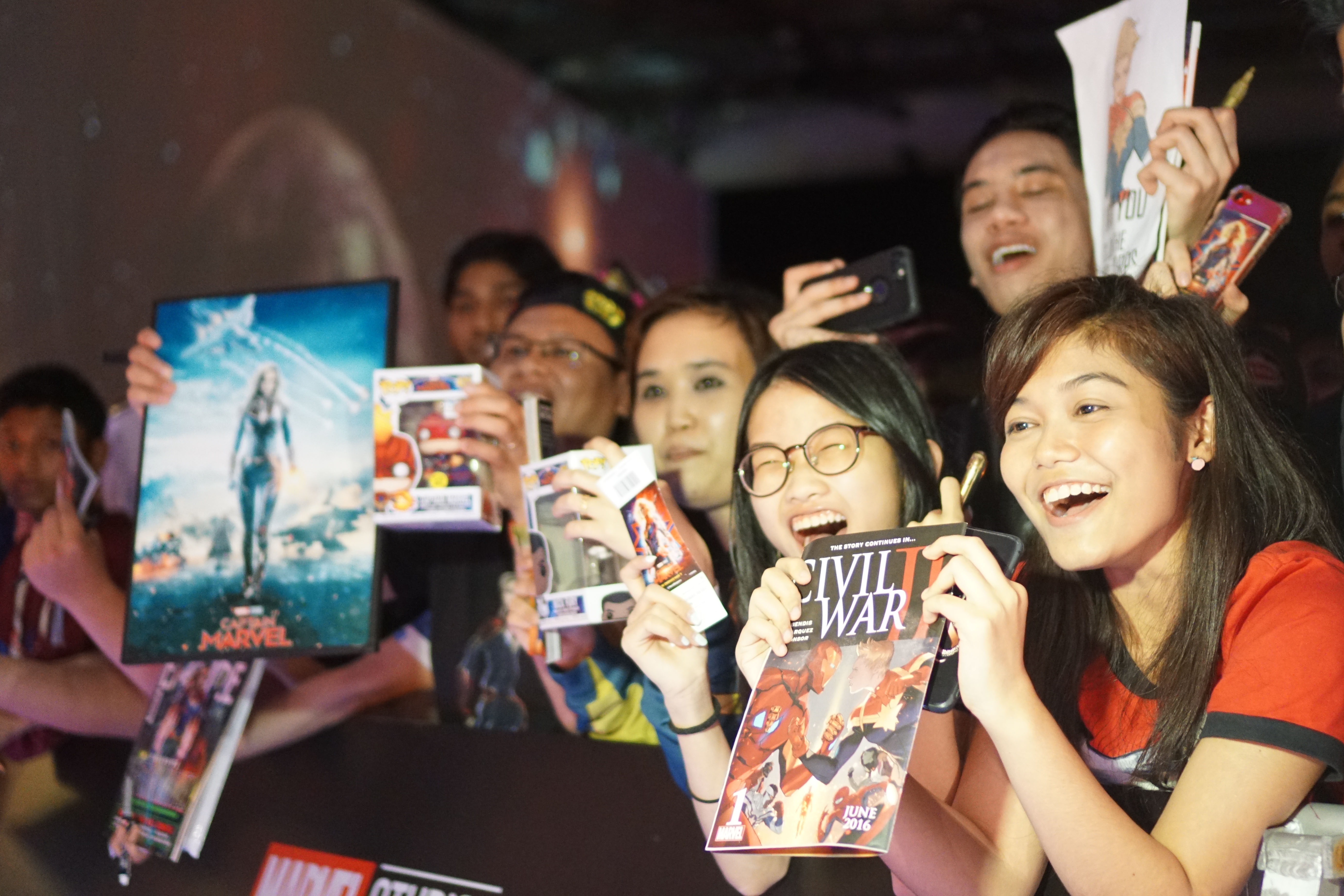 Hang nghin nguoi dan Singapore chao don dan sao Captain Marvel anh 1