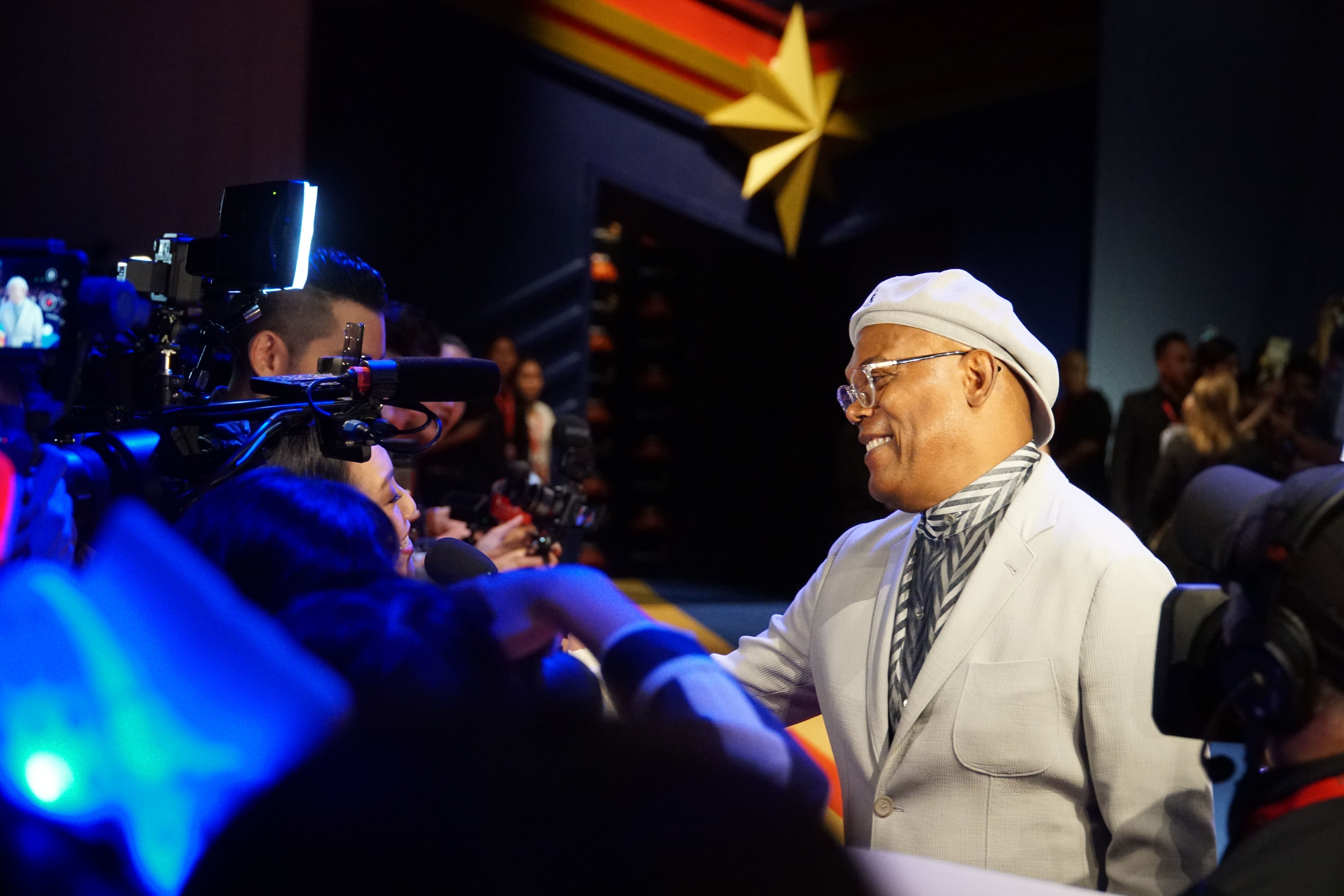 Hang nghin nguoi dan Singapore chao don dan sao Captain Marvel anh 3