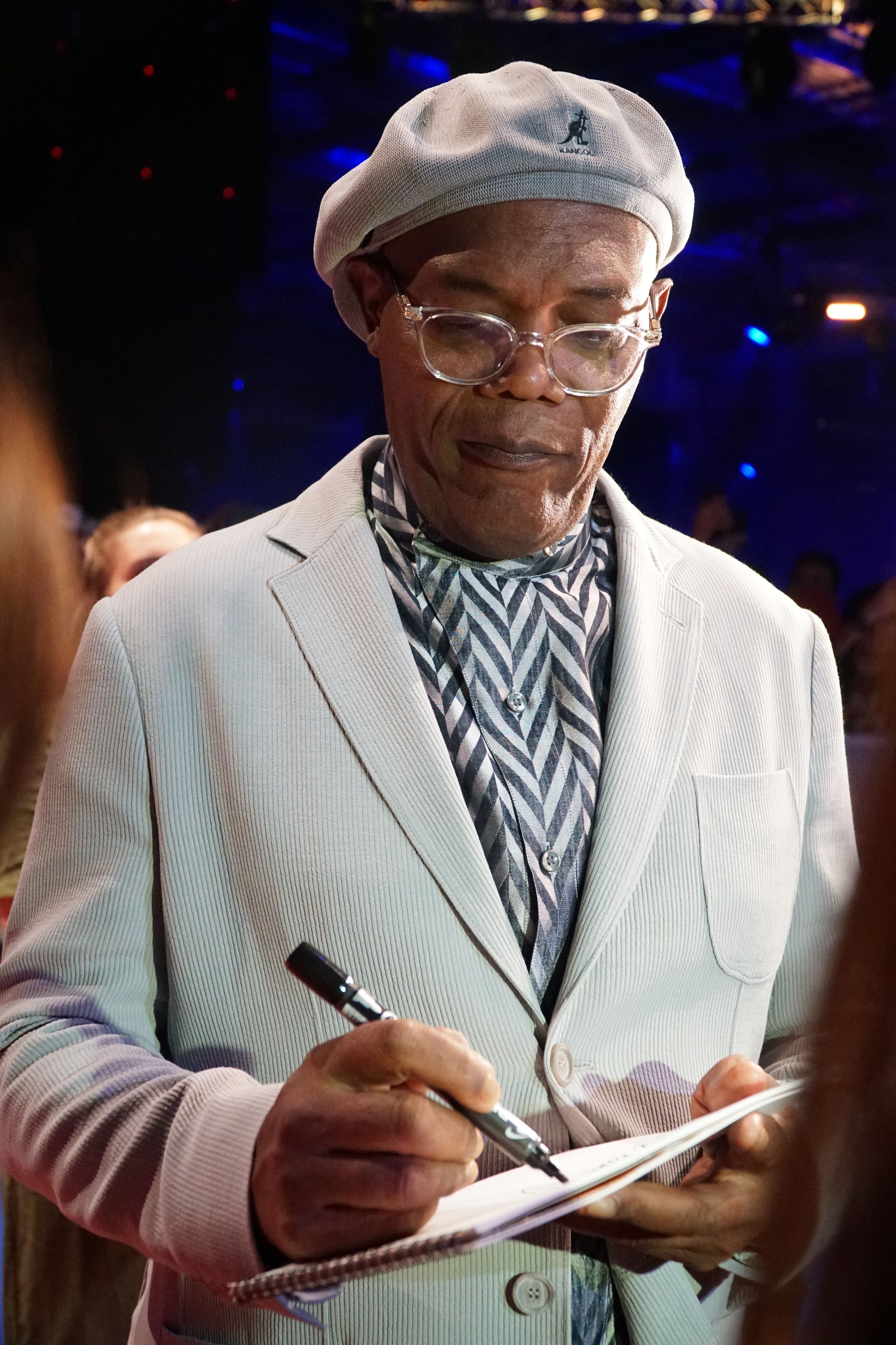 Hang nghin nguoi dan Singapore chao don dan sao Captain Marvel anh 4