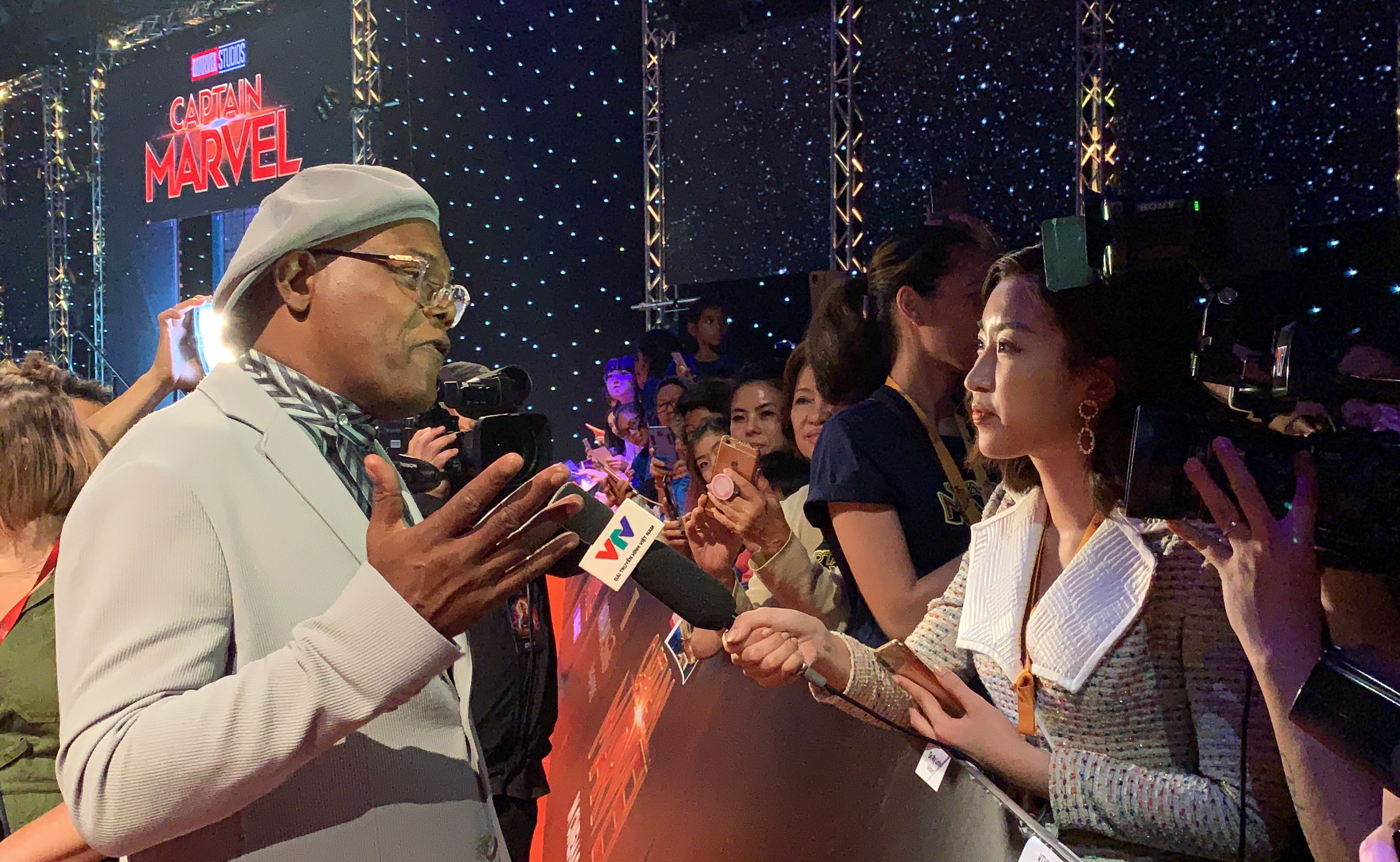 Hang nghin nguoi dan Singapore chao don dan sao Captain Marvel anh 7