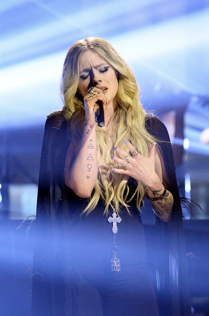 Avril Lavigne tái xuất sau thời gian trị bệnh ảnh 2 Avril Lavigne tai xuat sau thoi gian tri benh anh 2