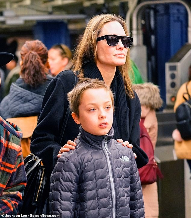 Angelina Jolie dua cac con di mua sam cuoi tuan anh 2