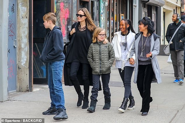 Angelina Jolie dua cac con di mua sam cuoi tuan anh 7