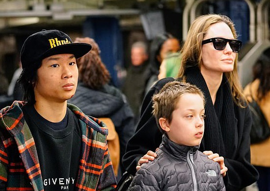 Pax Thien cao lon, di mua sam cung me Angelina Jolie va em trai hinh anh