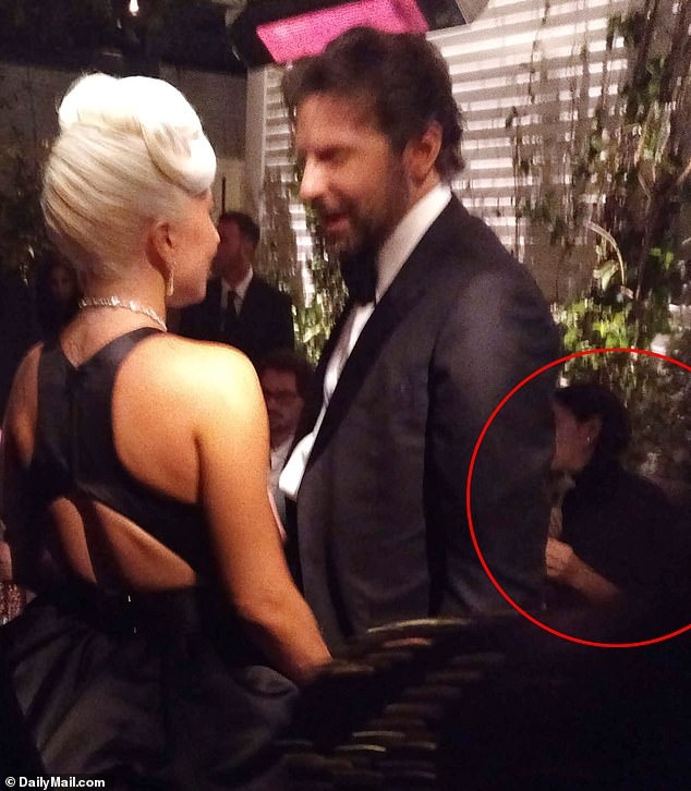 Lady Gaga và Bradley Cooper tình tứ bên nhau tại Oscar ảnh 1 Lady Gaga va Bradley Cooper tinh tu ben nhau tai Oscar anh 1