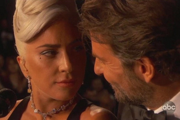 Bradley Cooper lai tinh tu voi Lady Gaga truoc mat ban gai sieu mau hinh anh
