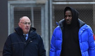 R. Kelly chi 100 nghin USD de tai ngoai sau be boi tan cong tinh duc hinh anh