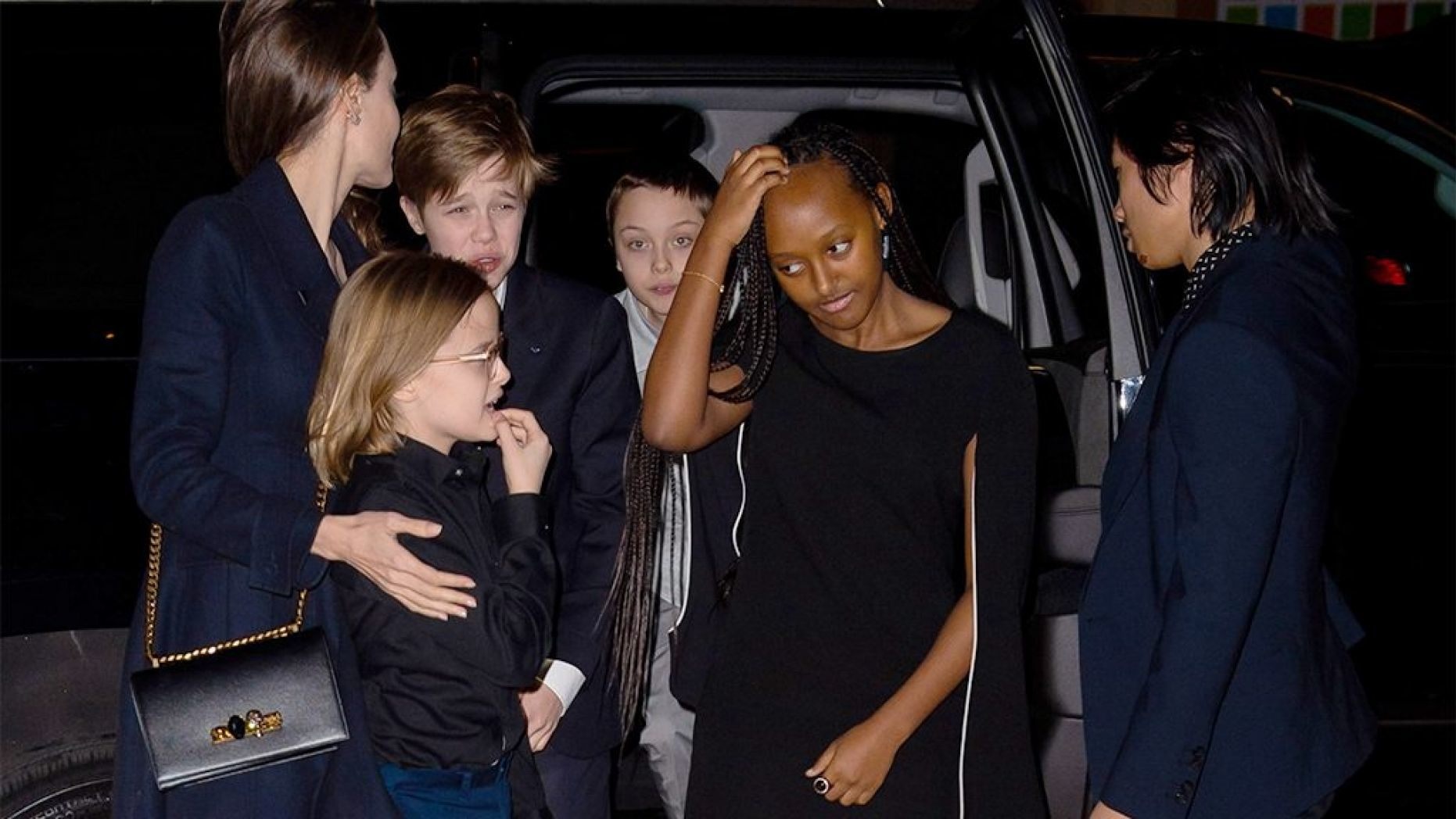 Angelina Jolie dua 6 nguoi con di ra mat phim anh 1