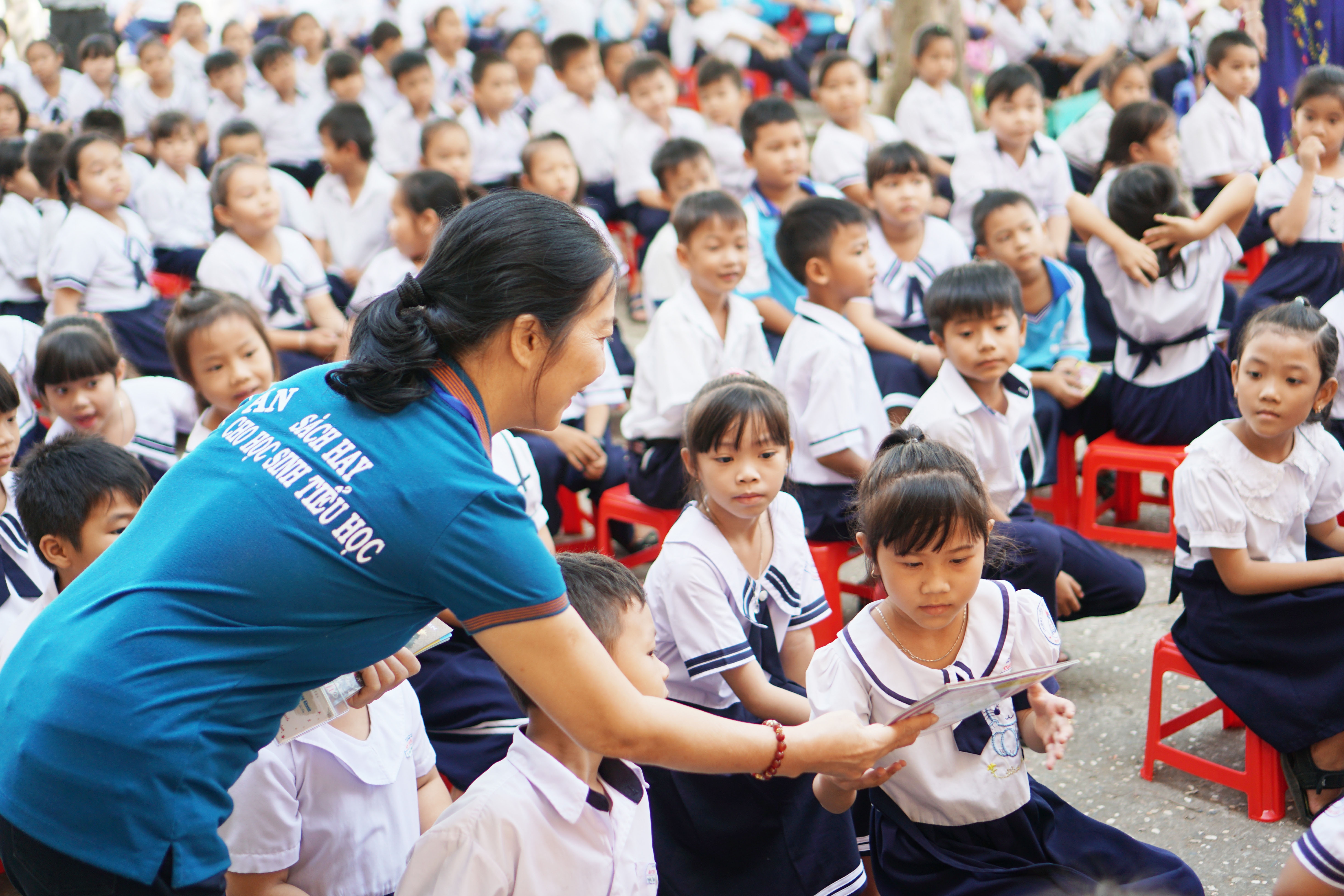 Hoc sinh tieu Can Gio hao huc nhan sach hay anh 4