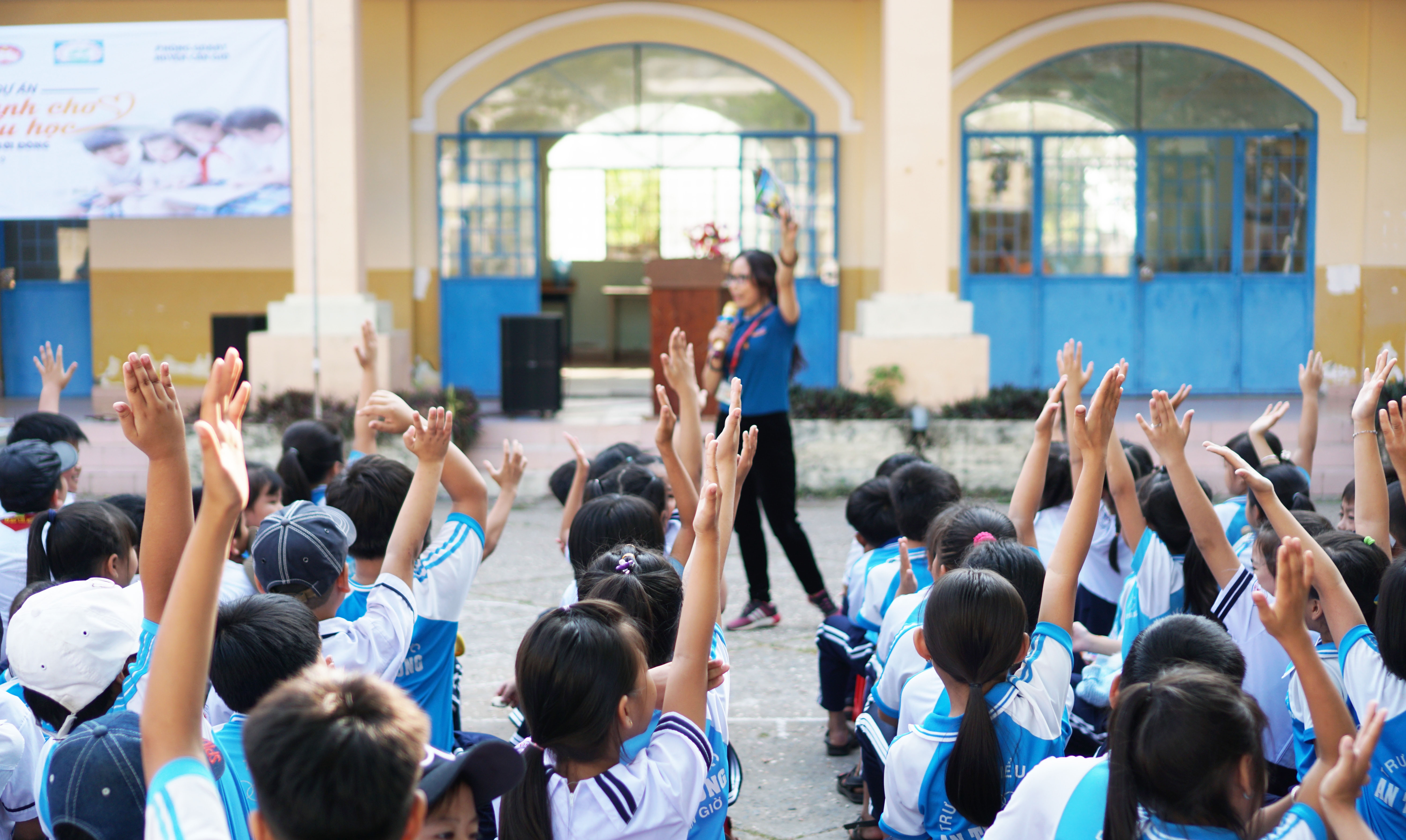 Hoc sinh tieu Can Gio hao huc nhan sach hay anh 2