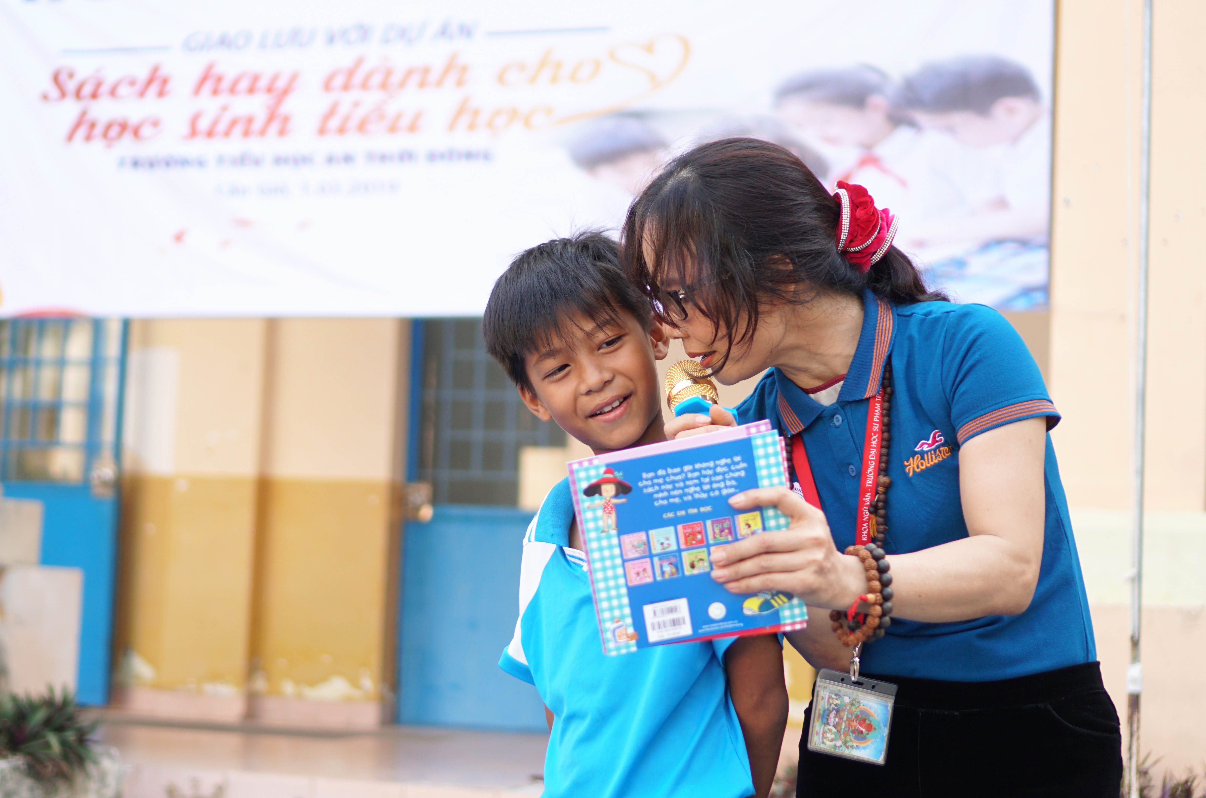 Hoc sinh tieu Can Gio hao huc nhan sach hay anh 1