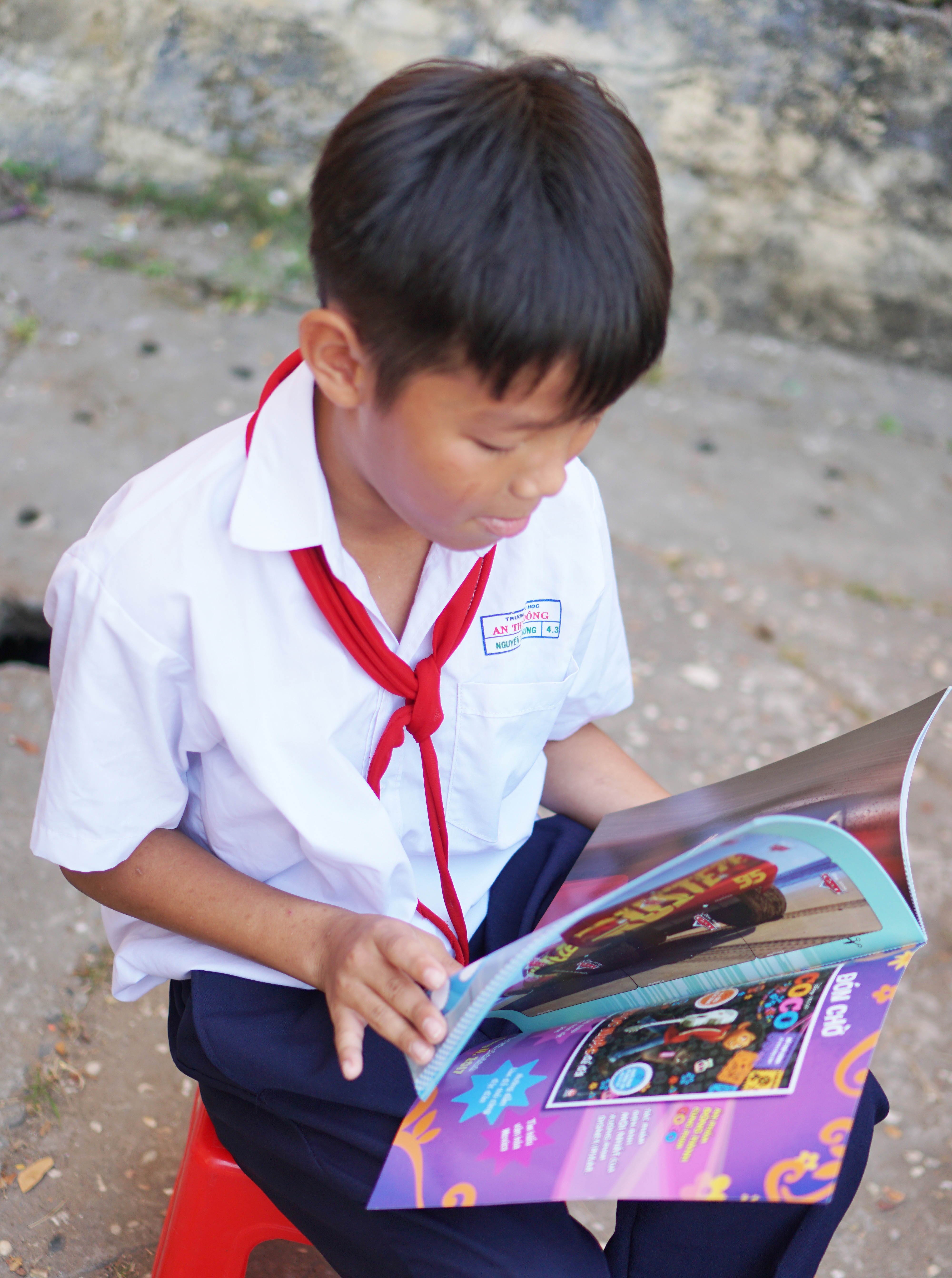 Hoc sinh tieu Can Gio hao huc nhan sach hay anh 5