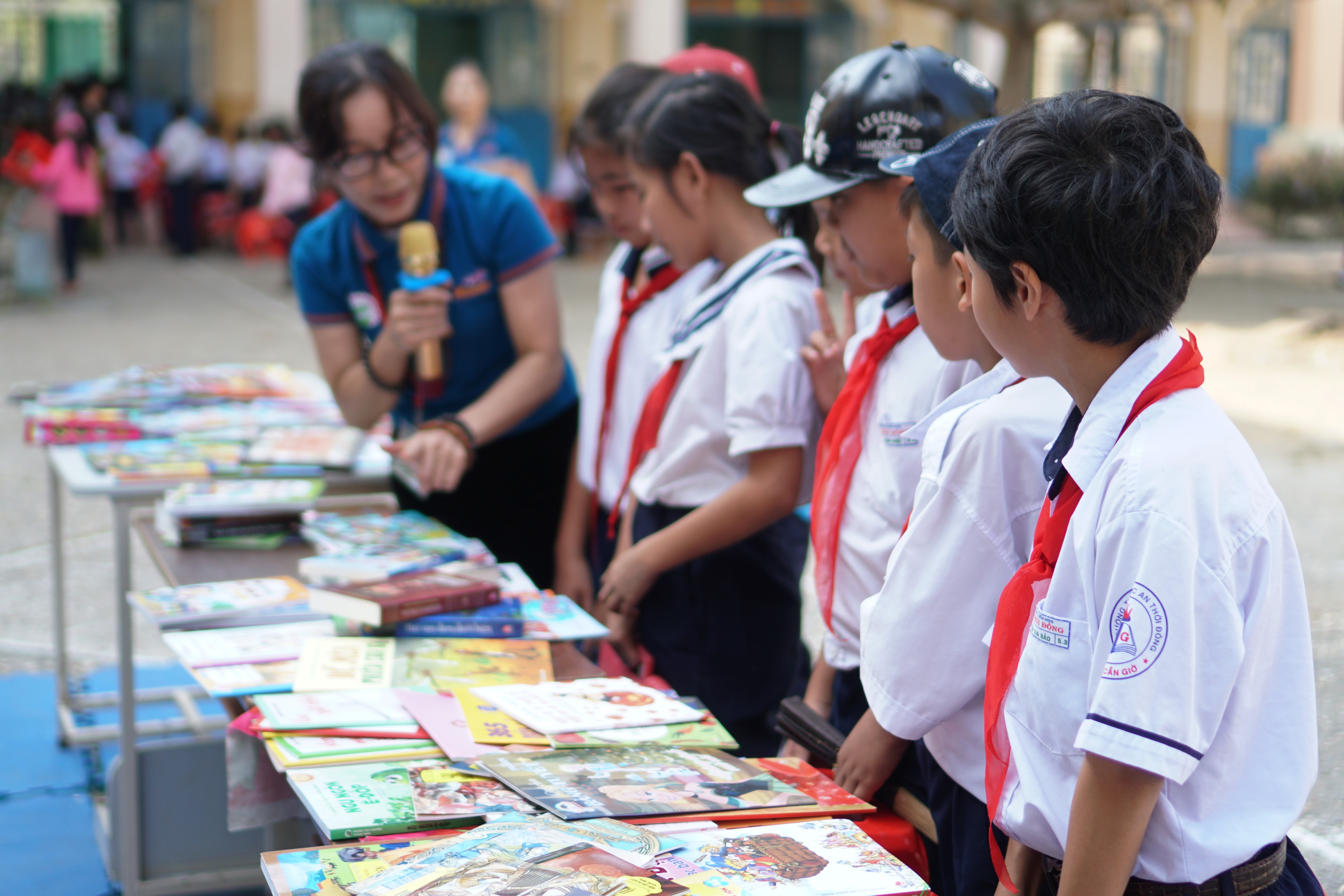 Hoc sinh tieu hoc Can Gio nhan hang tram dau sach hay hinh anh