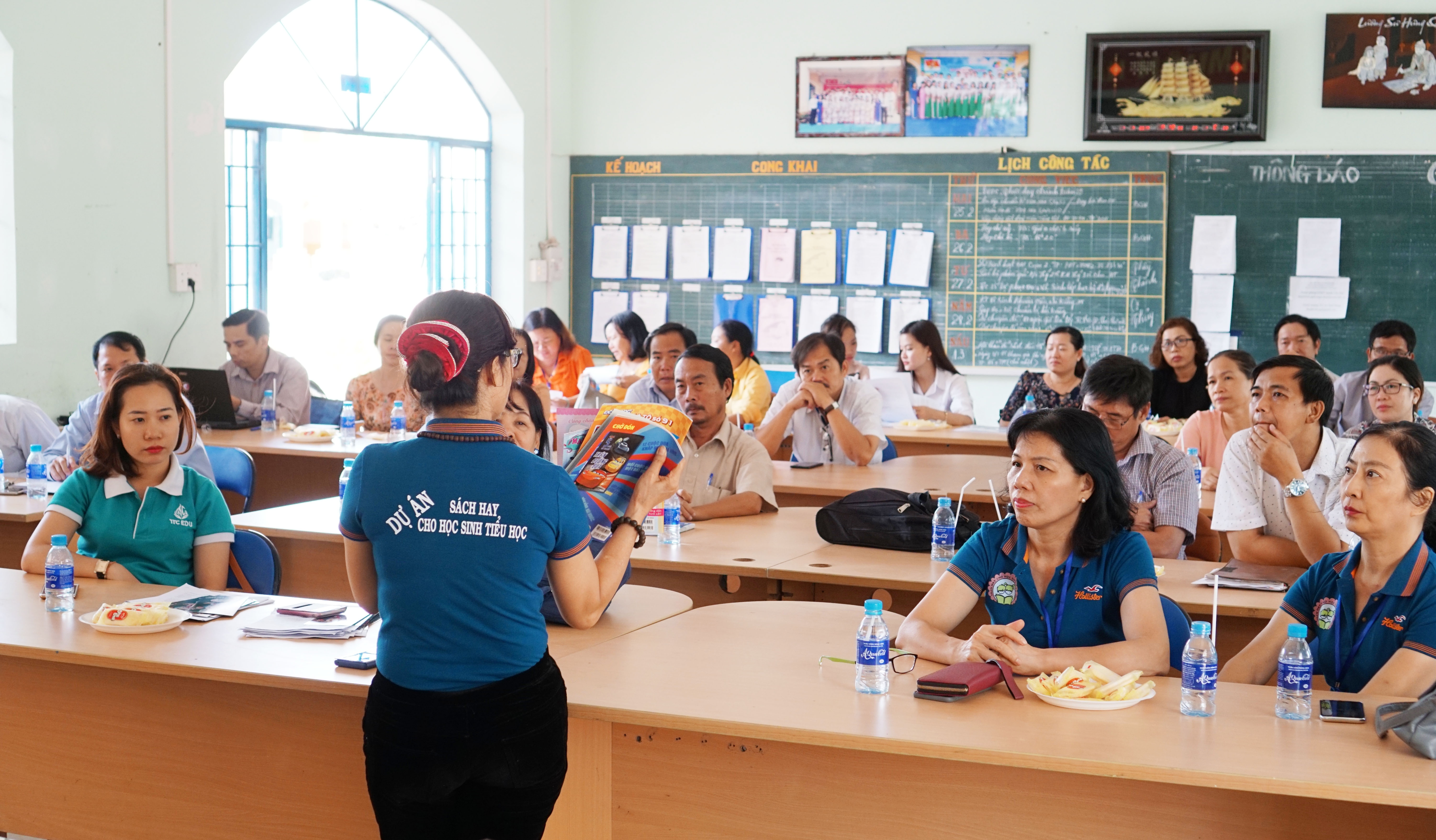 Hoc sinh tieu Can Gio hao huc nhan sach hay anh 7