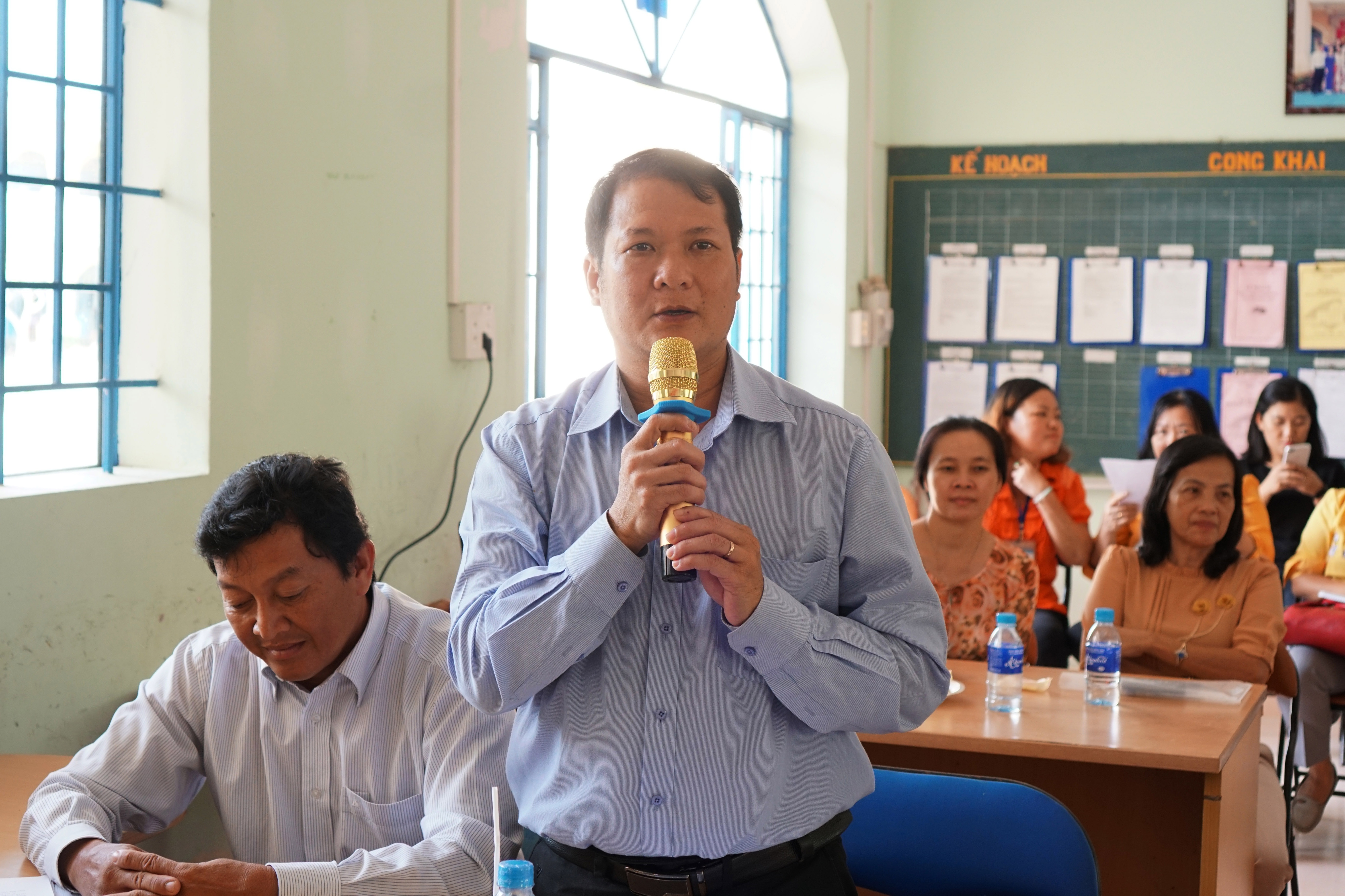 Hoc sinh tieu Can Gio hao huc nhan sach hay anh 8