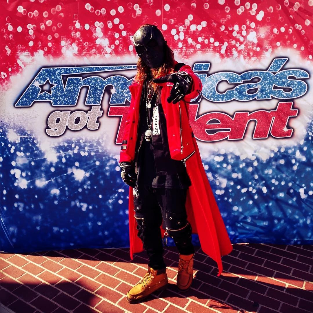giám khảo American Idol trốn dưới gầm bàn ảnh 1 giam khao American Idol tron duoi gam ban anh 1