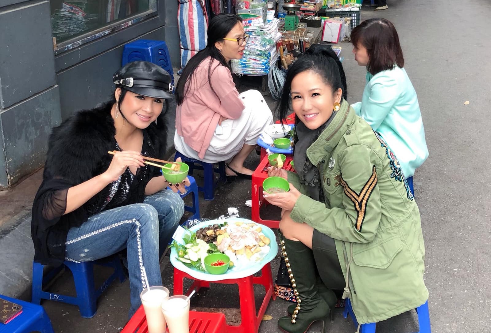 Hai Diva Hong Nhung, Thanh Lam hoi ngo, ngoi an bun dau via he hinh anh