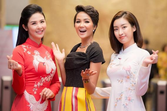 Ngoc Han, My Linh mung H'Hen Nie nhan giai guong mat tre tieu bieu hinh anh