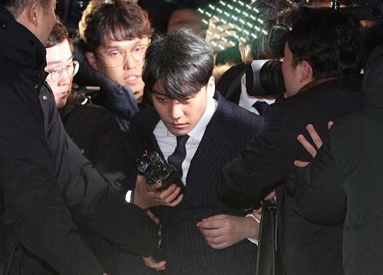 Ban be to cao nhan vien hop dem cua Seungri buon ban ma tuy hinh anh