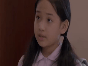 Be 9 tuoi gay soc vi canh phim hon lao, duoi giup viec ra khoi nha hinh anh