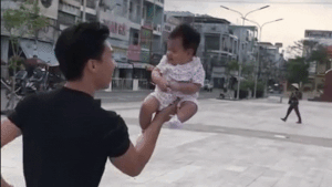 Quoc Nghiep gay thot tim khi nang con gai 3 thang tuoi bang mot tay hinh anh