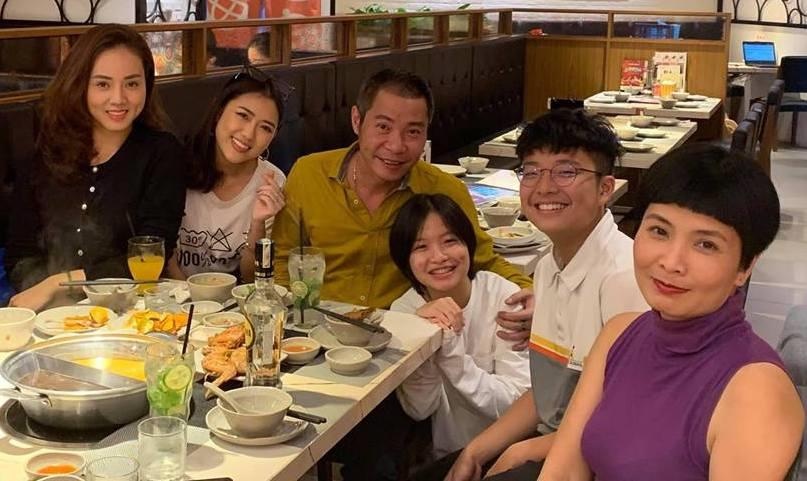 Cong Ly cung ban gai va vo cu to chuc sinh nhat cho con gai hinh anh