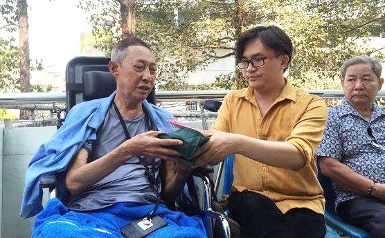 Dai Nghia trao tan tay 270 trieu dong cho nghe si Le Binh hinh anh