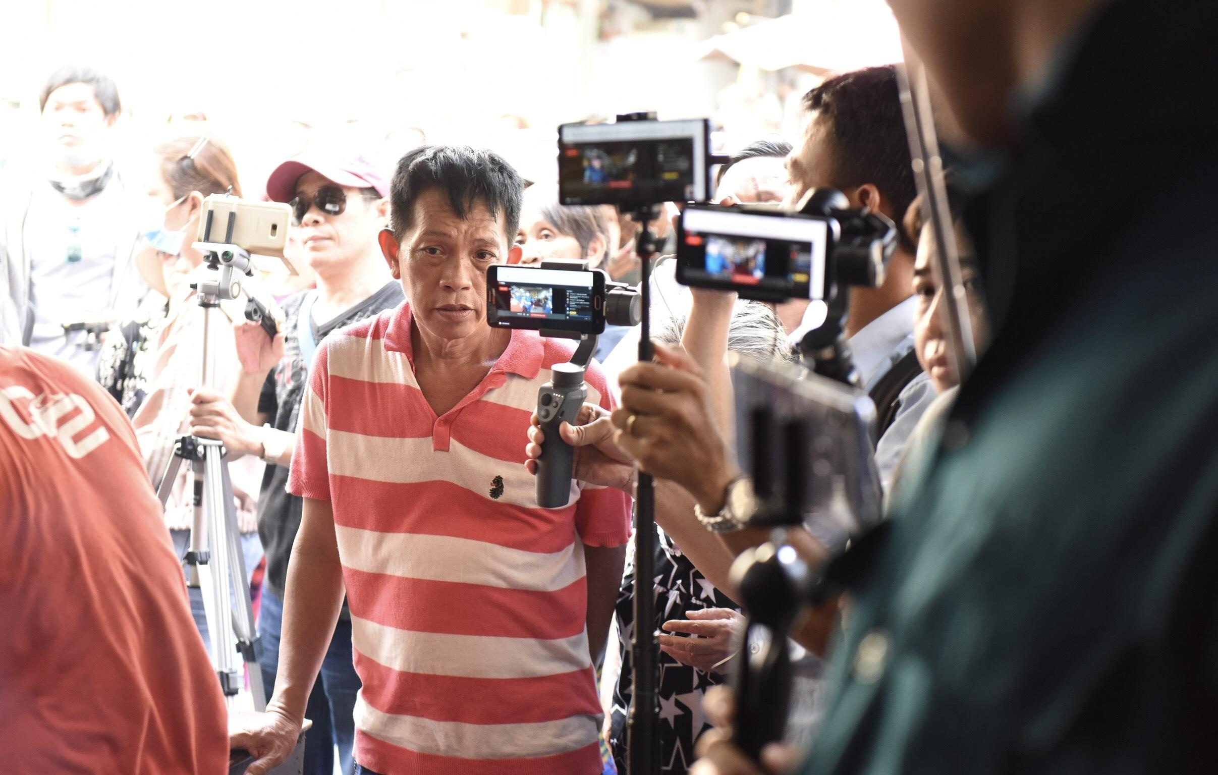 Người dân tụ tập quay video, livestream trong đám tang Anh Vũ ảnh 6 Nguoi dan tu tap quay video, livestream trong dam tang Anh Vu anh 6