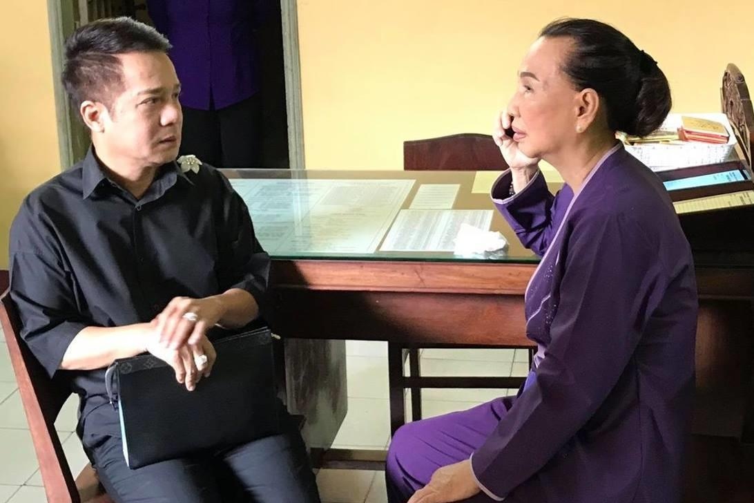 Me nghe si Anh Vu ngat xiu khi den chua chuan bi tang le hinh anh